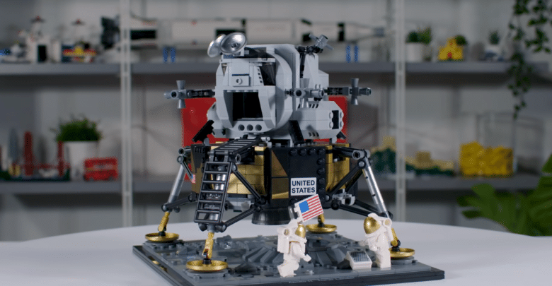 بهذه المناسبة أطلقت ليغو مجموعة "Apollo 11 Lunar Lander"